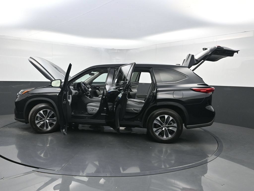 Used 2023 Toyota Highlander XLE FWD image 40