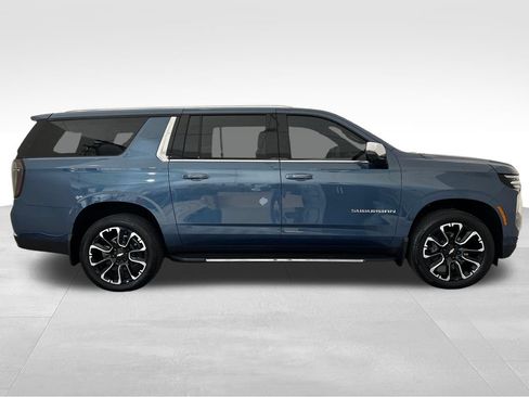 Used 2025 Chevrolet Suburban Premier AWD/4WD image 6
