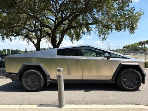 Used 2025 Tesla Cybertruck AWD Crew Cab image 3