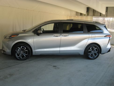 Used 2025 Toyota Sienna Platinum image 29