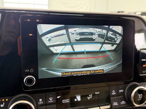 Used 2023 Toyota Highlander XLE image 4