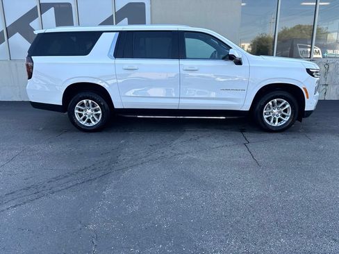 Used 2025 Chevrolet Suburban LT AWD/4WD image 2