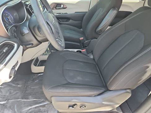 Used 2023 Chrysler Voyager LX image 16