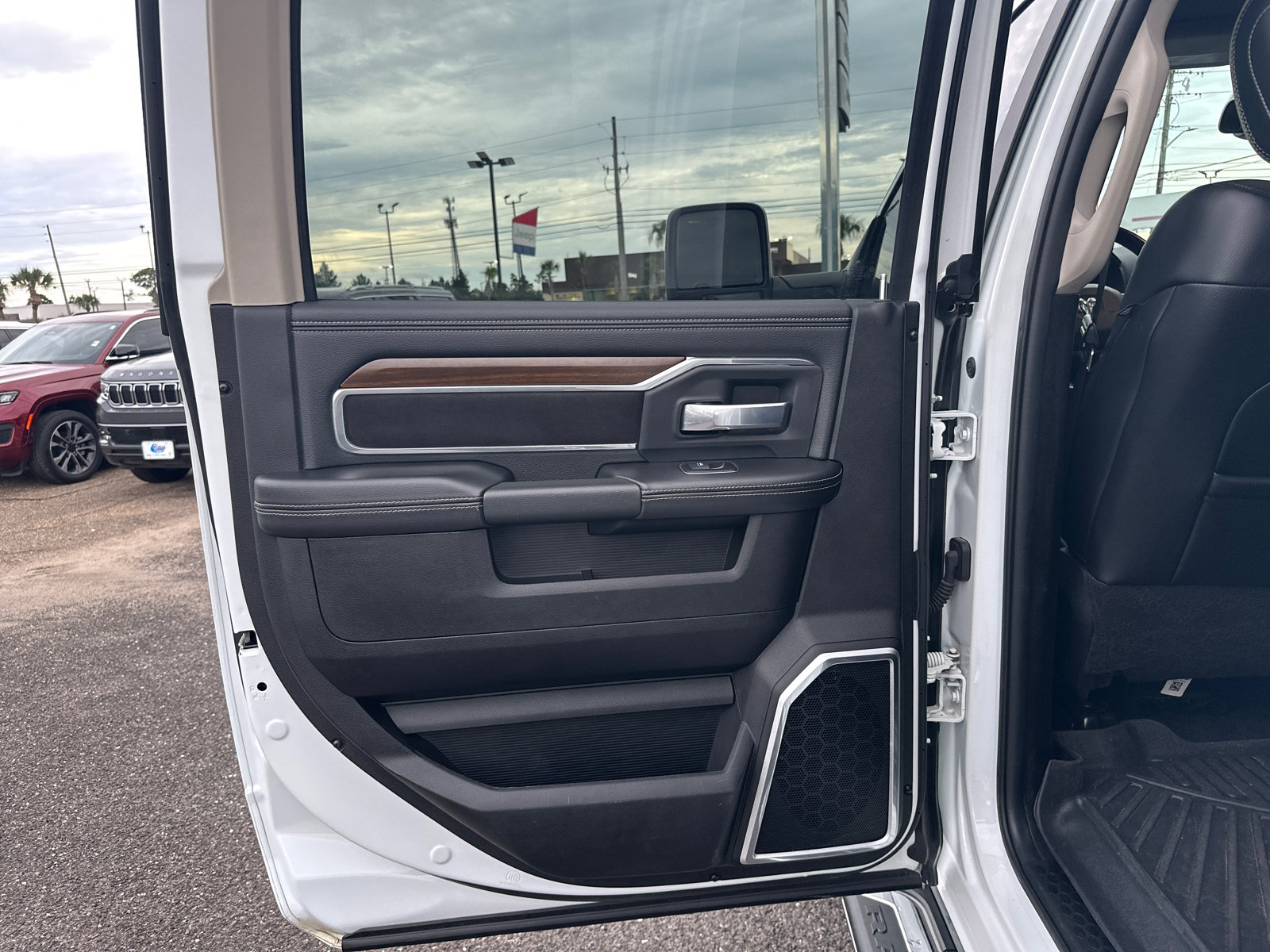 Used 2024 RAM 2500 Laramie AWD/4WD image 12