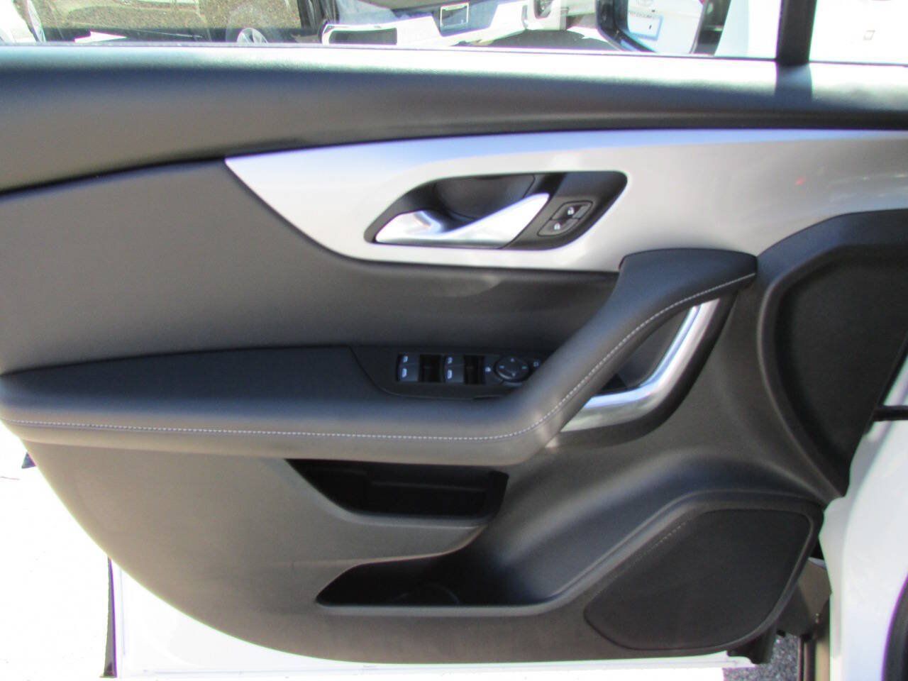 Used 2025 Chevrolet Blazer LT FWD image 16