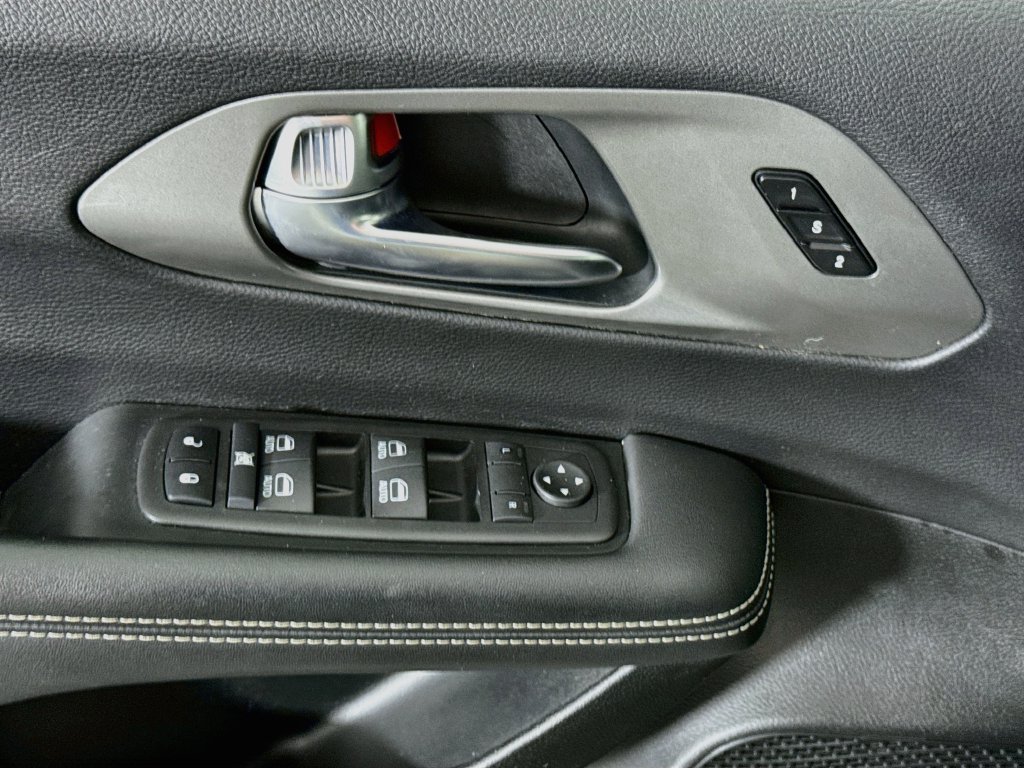 Used 2025 Chrysler Pacifica Select FWD image 24