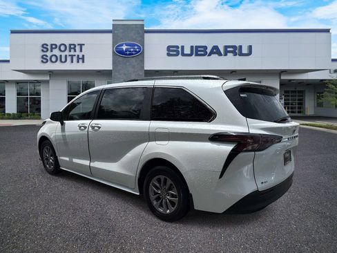 Used 2025 Toyota Sienna XLE FWD image 5