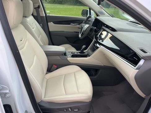 Used 2023 Cadillac XT6 Premium Luxury w/ Technology Package AWD/4WD image 39