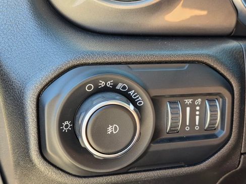 Used 2019 Jeep Wrangler Unlimited Sahara AWD/4WD image 27