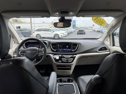 Used 2024 Chrysler Pacifica Touring-L image 29