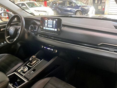 Used 2023 Mitsubishi Outlander SE image 14