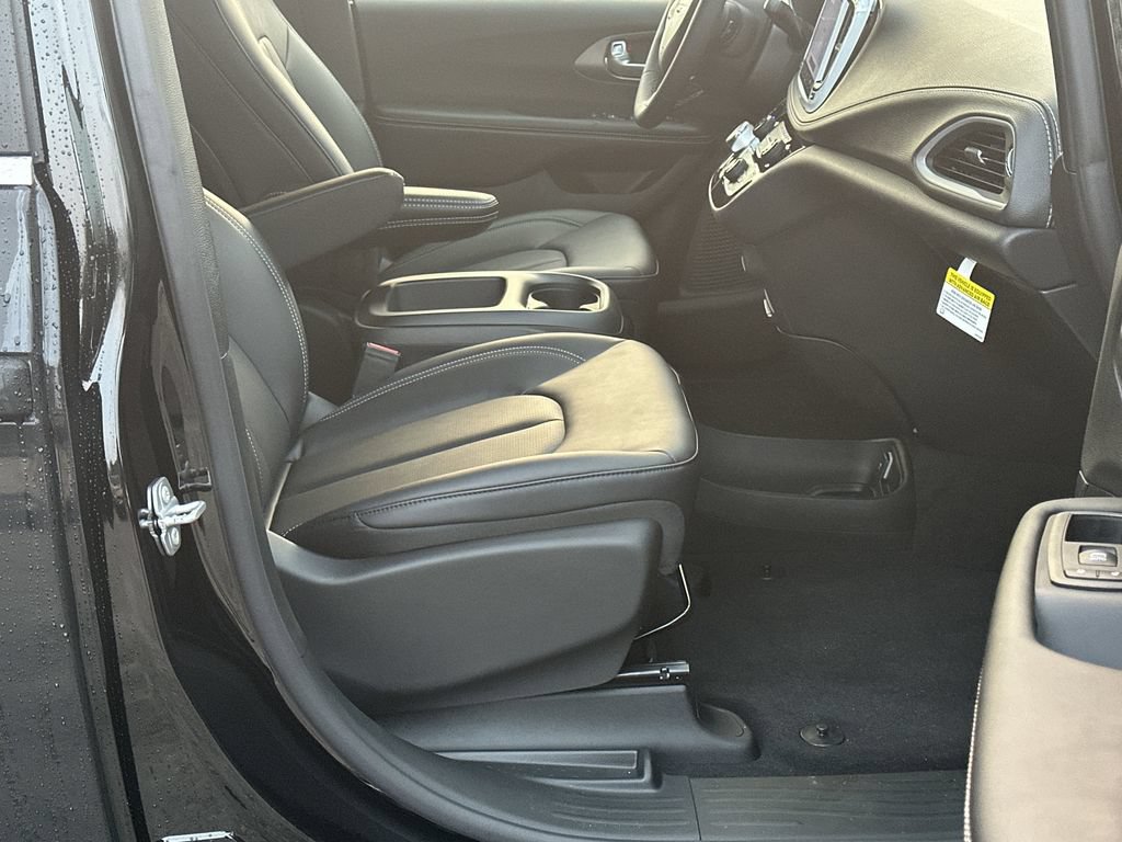 New 2026 Chrysler Pacifica Select FWD image 13