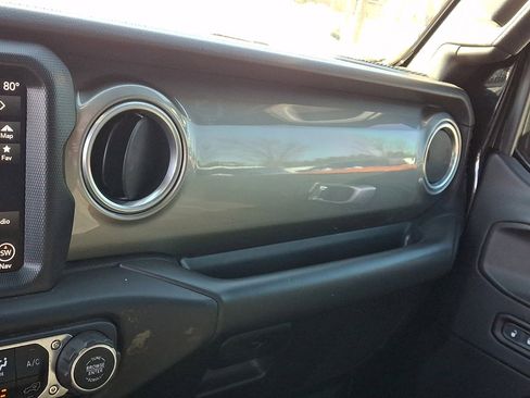 Used 2018 Jeep Wrangler Unlimited Sahara image 30