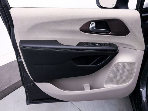 Used 2023 Chrysler Voyager LX image 15