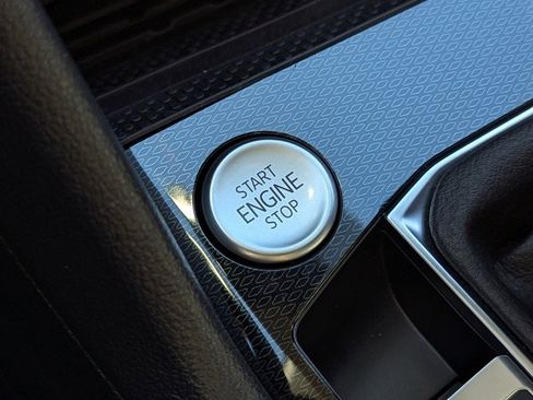 Used 2025 Volkswagen Taos SE w/ Panoramic Sunroof Package image 15