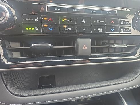 Used 2021 Toyota Highlander Limited AWD/4WD image 18