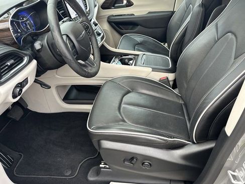 Certified 2024 Chrysler Pacifica Limited image 10