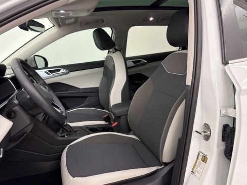 Used 2025 Volkswagen Taos SE w/ Panoramic Sunroof Package FWD image 5