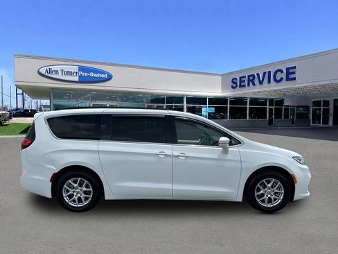 Used 2022 Chrysler Pacifica Touring-L FWD image 9