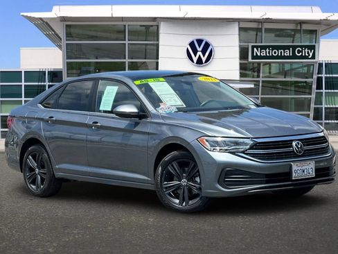 Used 2023 Volkswagen Jetta SE w/ Panoramic Sunroof Package FWD image 2