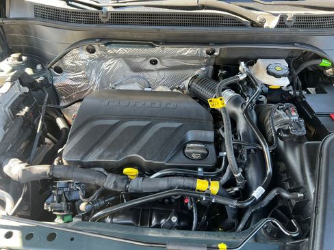 Used 2025 Chevrolet Trax LT image 32