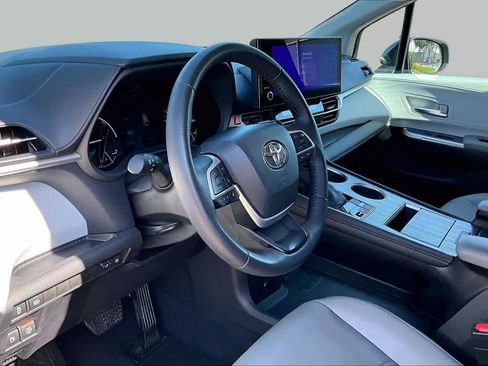 Used 2025 Toyota Sienna XLE FWD image 17