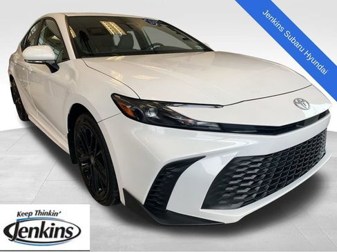 Used 2025 Toyota Camry SE image 1