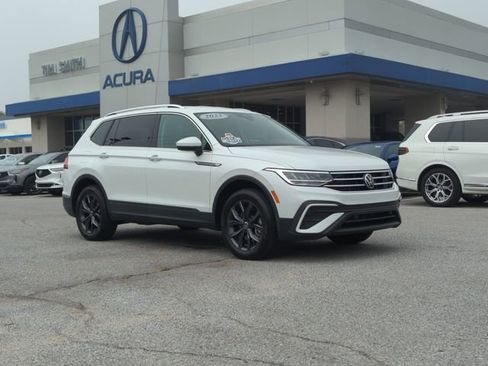 Used 2023 Volkswagen Tiguan SE image 2