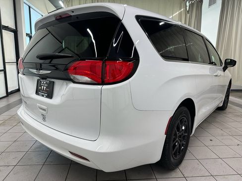 Used 2022 Chrysler Voyager LX image 5