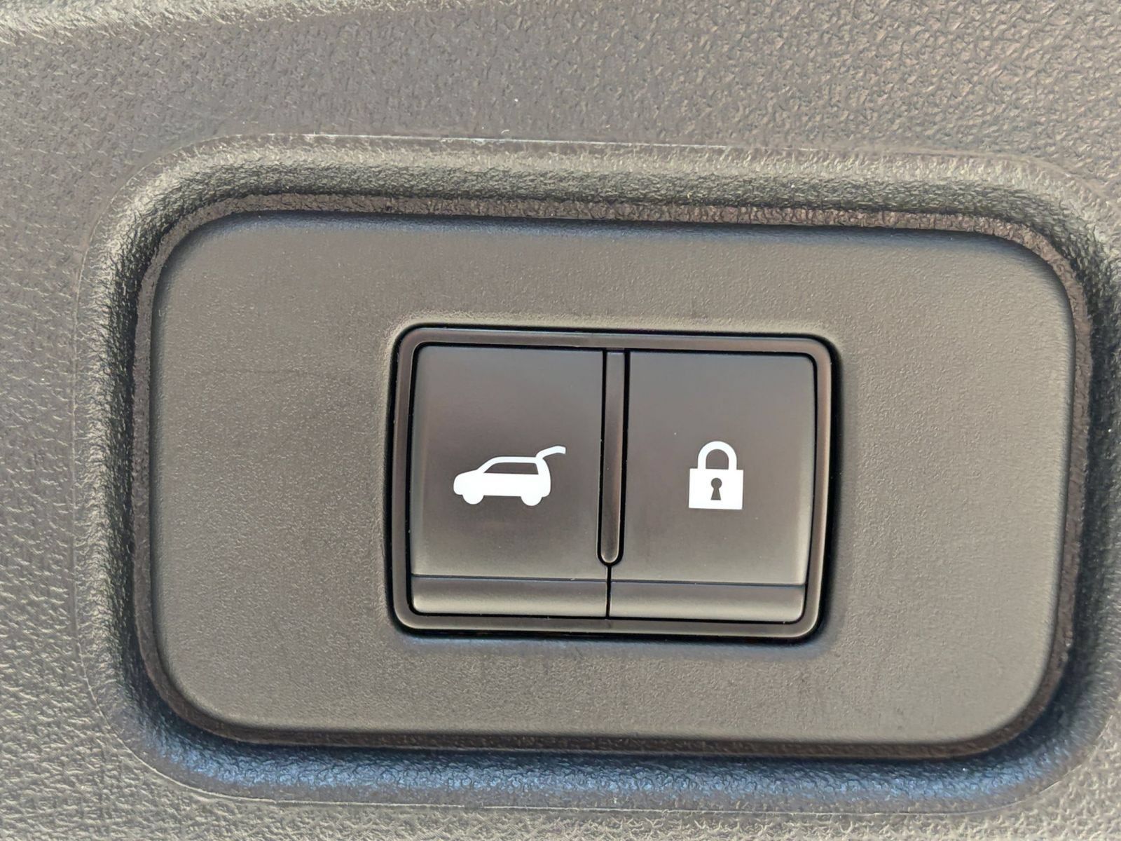 Used 2025 Nissan Pathfinder SV FWD image 24