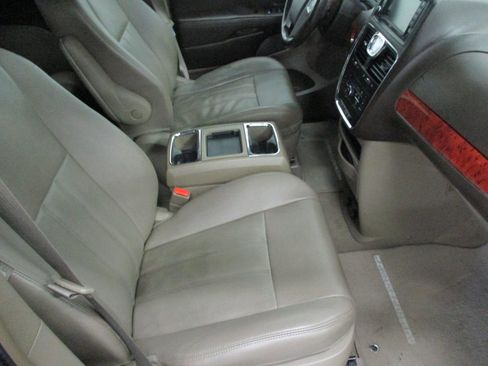 Used 2014 Chrysler Town & Country Touring image 14