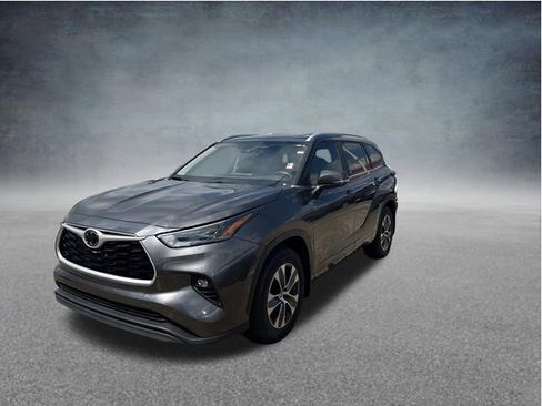 Used 2023 Toyota Highlander XLE FWD image 3