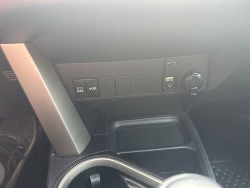Used 2018 Toyota RAV4 XLE FWD image 19