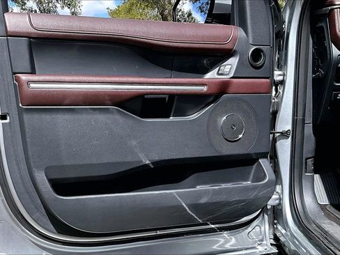 Used 2023 Ford Expedition Limited image 17