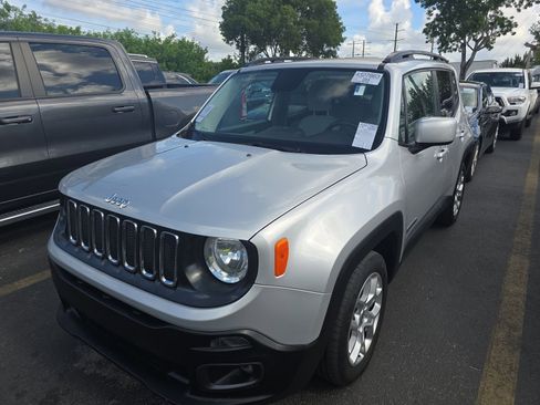 Used 2016 Jeep Renegade Latitude FWD image 2