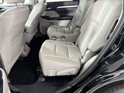 Used 2017 Toyota Highlander XLE AWD/4WD image 22
