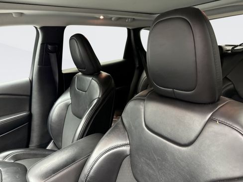 Used 2019 Jeep Cherokee Latitude Plus w/ Comfort/Convenience Group AWD/4WD image 9