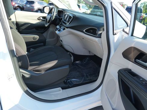 Used 2021 Chrysler Voyager L FWD image 26