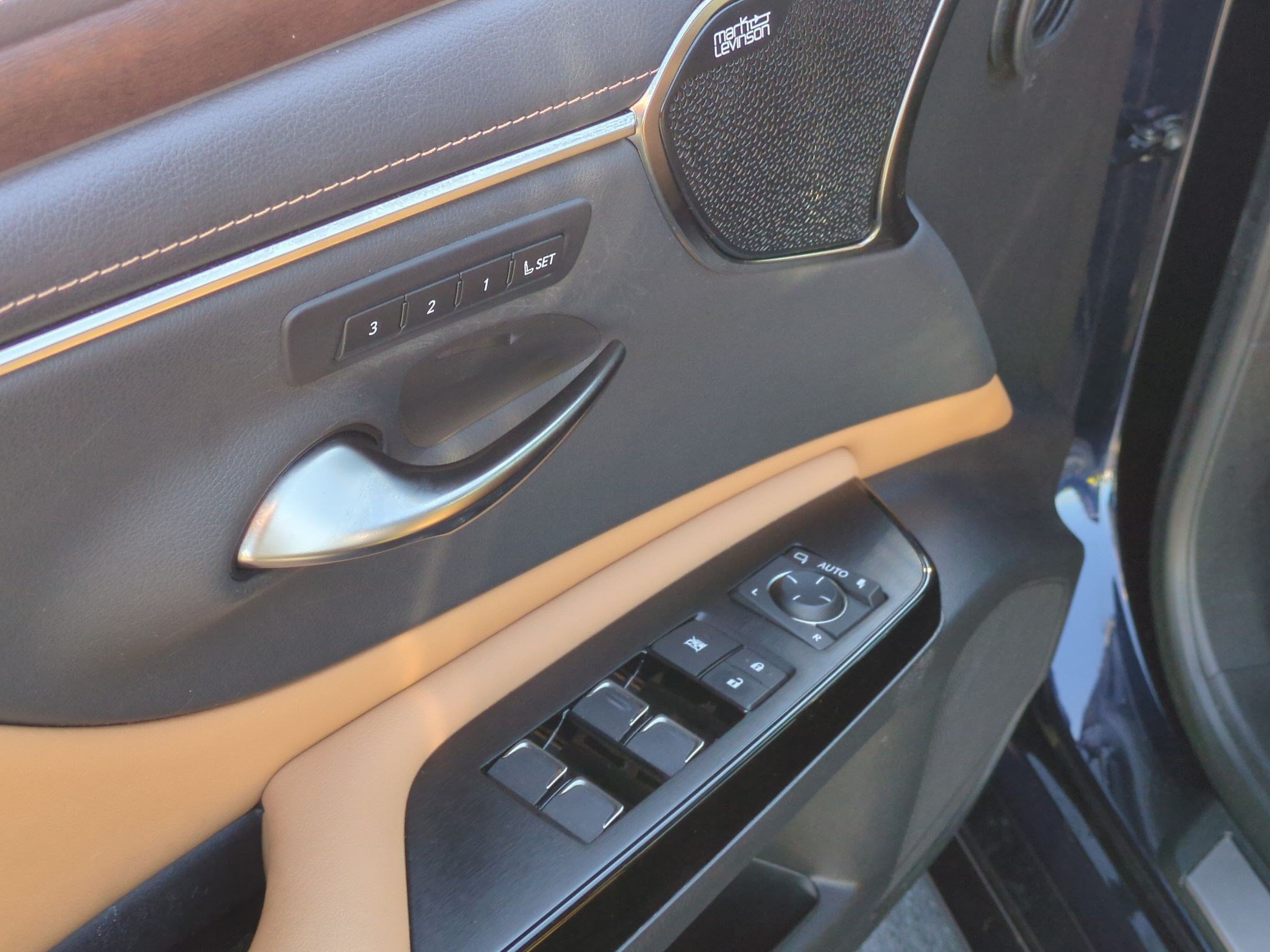 Used 2023 Lexus ES 350 Ultra Luxury w/ Accessory Package (Z2) FWD image 15