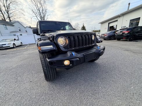 Used 2024 Jeep Wrangler Unlimited w/ Convenience Group AWD/4WD image 5