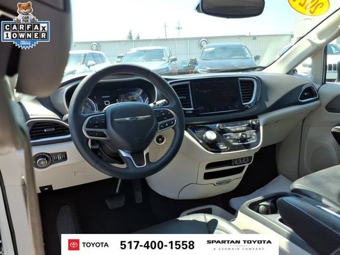 Used 2024 Chrysler Pacifica Touring-L FWD image 13