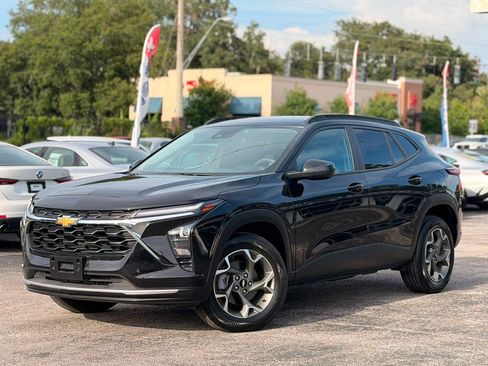 Used 2025 Chevrolet Trax LT FWD image 1