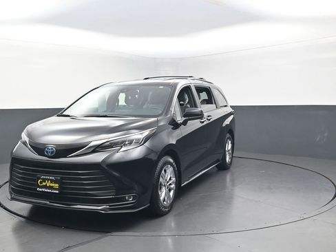 Used 2025 Toyota Sienna XLE w/ XLE Plus Package AWD/4WD image 5