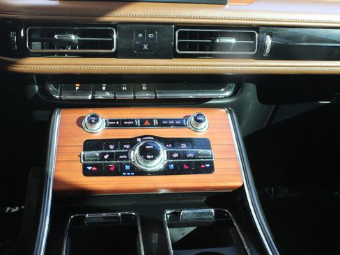 Used 2020 Lincoln Aviator Reserve w/ Equipment Group 201A image 17