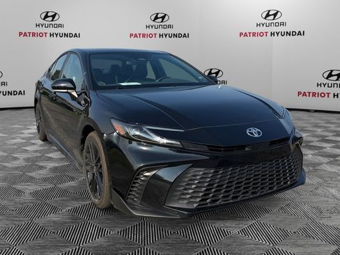 Used 2025 Toyota Camry SE FWD image 1