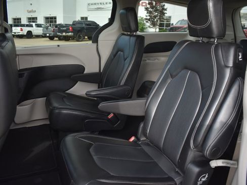 Used 2023 Chrysler Pacifica Touring-L FWD image 15