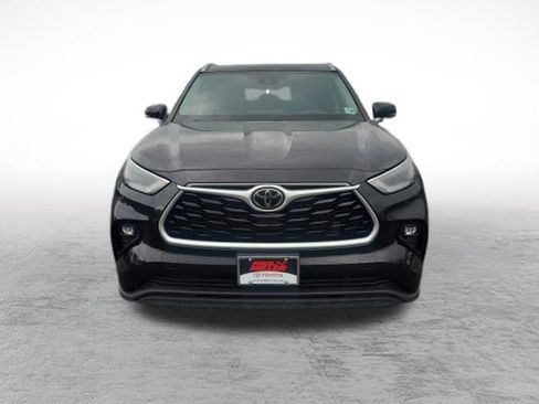 Used 2022 Toyota Highlander XLE AWD/4WD image 2