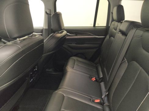 Used 2023 Jeep Grand Cherokee Limited AWD/4WD image 18