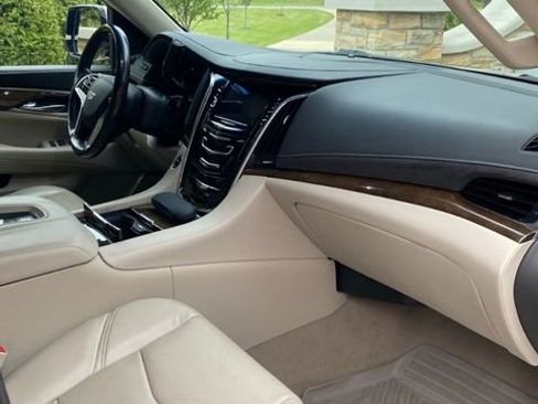 Used 2019 Cadillac Escalade Premium Luxury AWD/4WD image 8