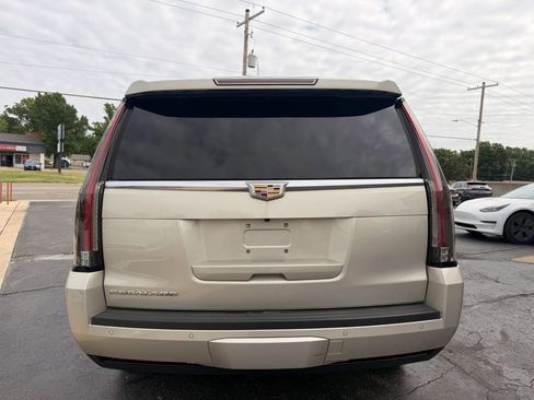 Used 2016 Cadillac Escalade Luxury AWD/4WD image 4